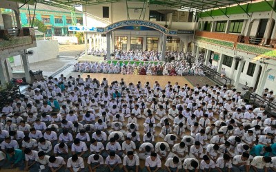 hari pertama sekolah di isi Istighotsah dan doa bersama para santri menjadi budaya melekat ditanamkan para asatidz di pesantren al-fathimiyah